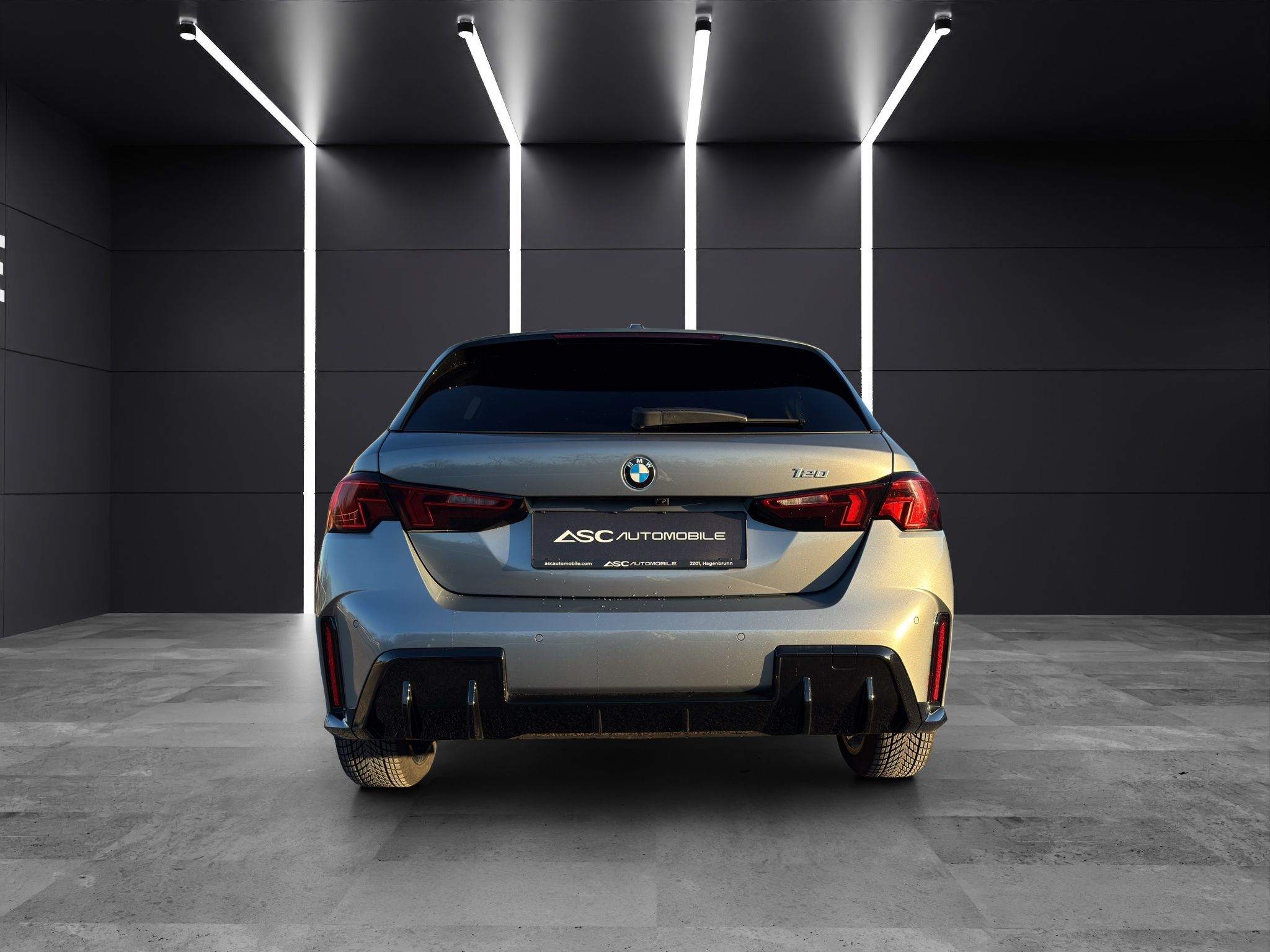 Heck des BMW 120i M Sport mit Typenschild 120, LED-Rückleuchten und M Sport-Diffusor mit zwei Endrohren
