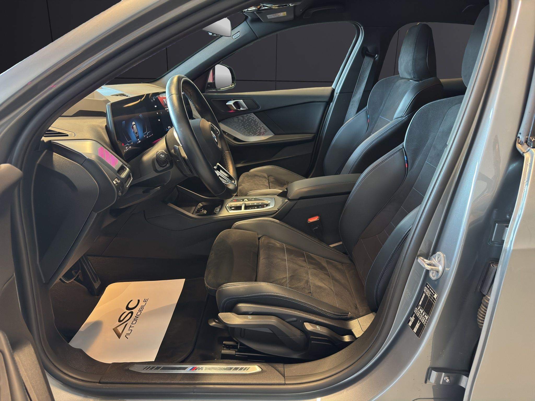 Innenraum des BMW 120i M Sport mit M Sportsitzen und Curved Display