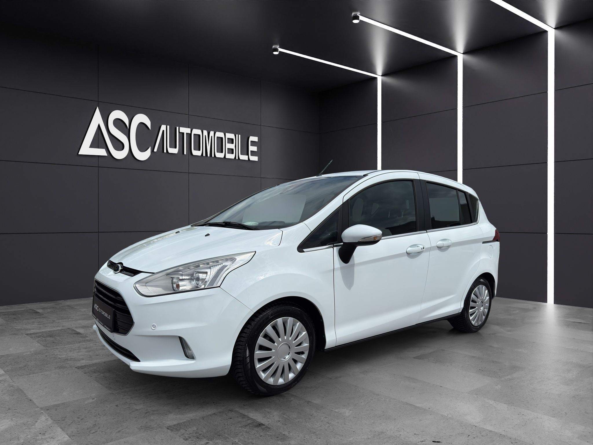 Ford B-MAX Titanium in Weiß, schräg von vorne links im Showroom, Van mit Dachreling und Radkappen