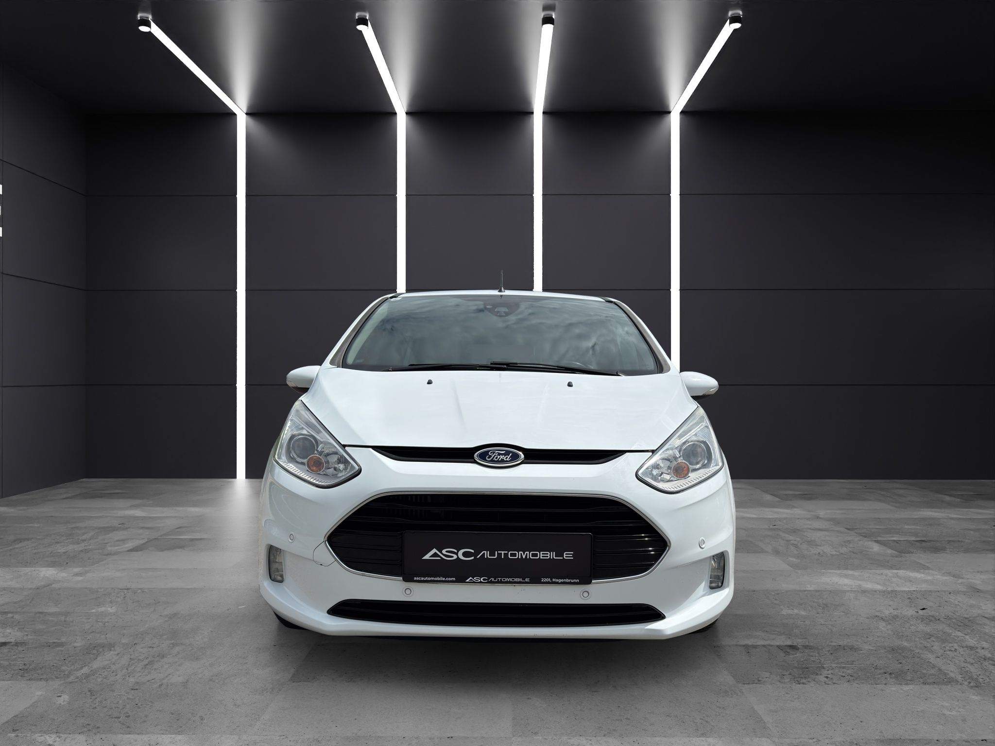 Ford B-MAX von vorne: Kühlergrill mit Ford-Logo, Klarglas-Scheinwerfer, Karosserie in Weiß