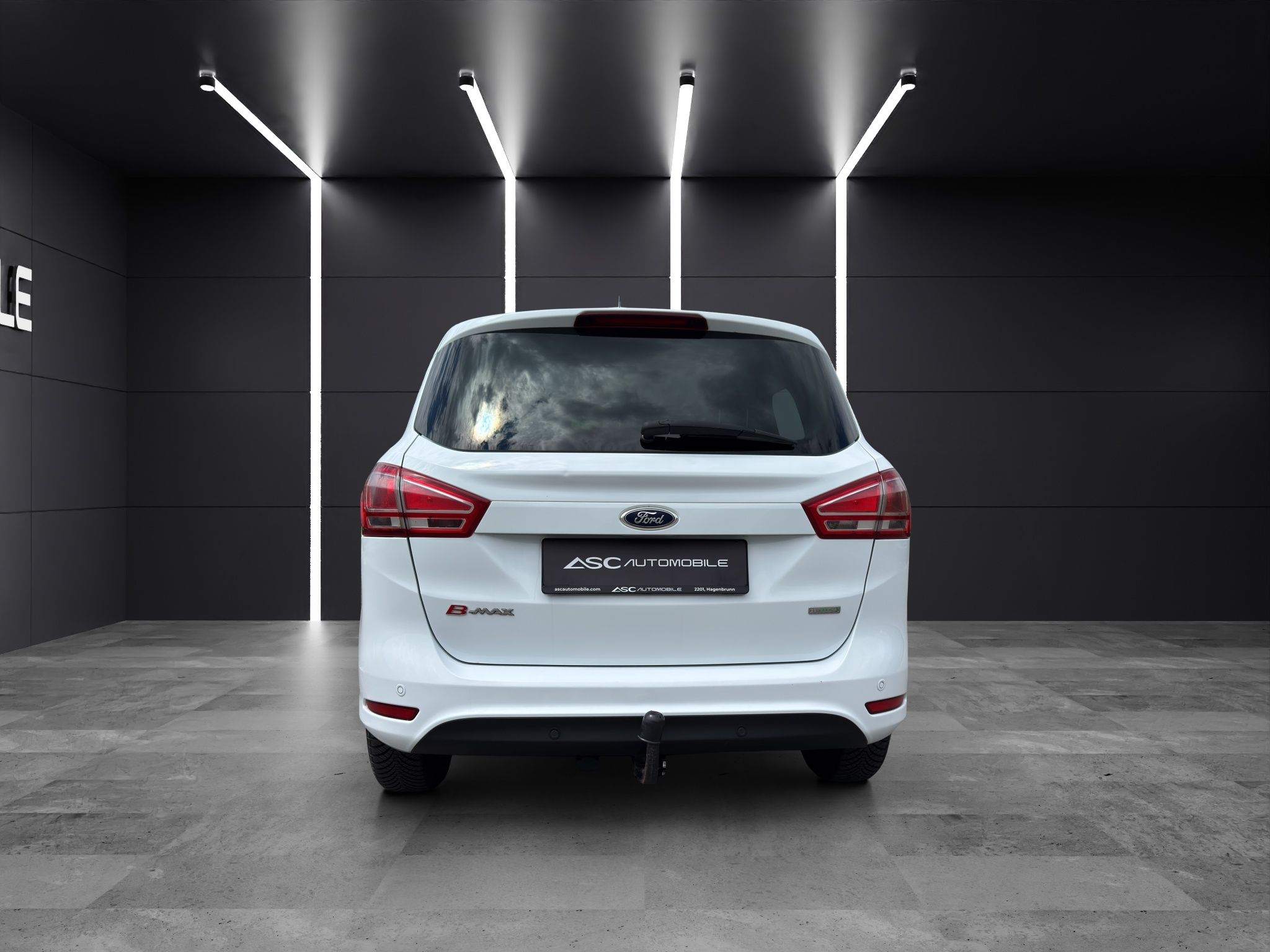 Heck des Ford B-MAX mit Schriftzug B-MAX und montierter Anhängerkupplung