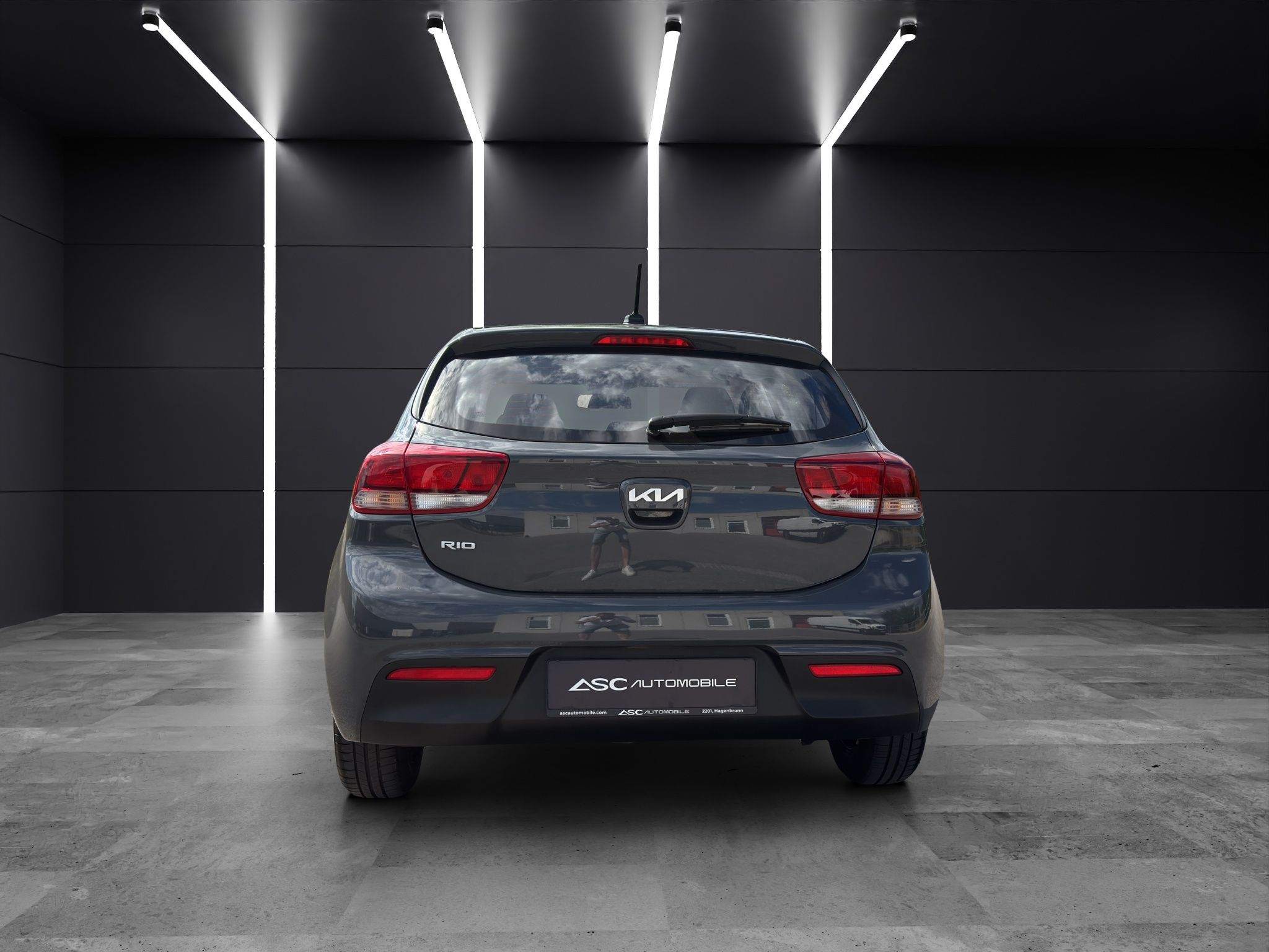 Heck des KIA Rio mit Schriftzug RIO, Heckscheibenwischer und roten Rückleuchten