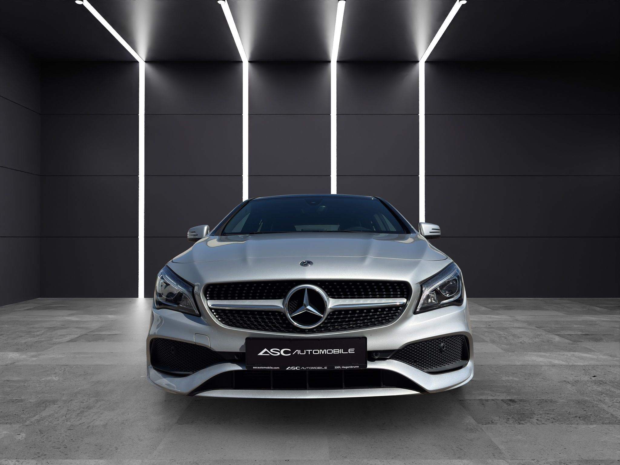 Mercedes-Benz CLA 180 von vorne: Diamantgrill mit großem Stern, LED-Scheinwerfer, Karosserie in Silber