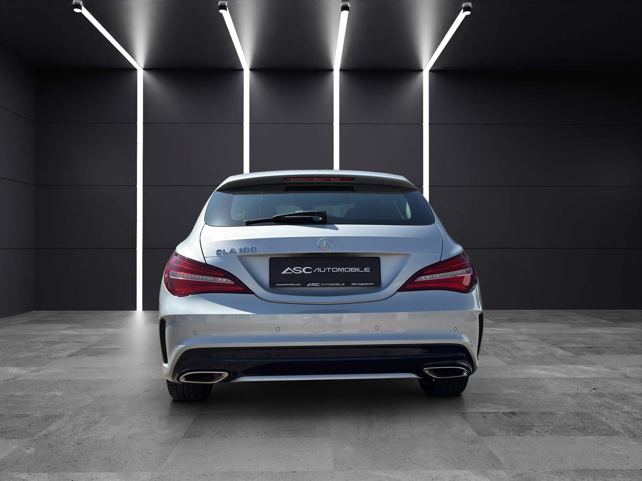 Heck des Mercedes-Benz CLA 180 Shooting Brake mit Schriftzug CLA 180, LED-Rückleuchten und zwei Endrohren