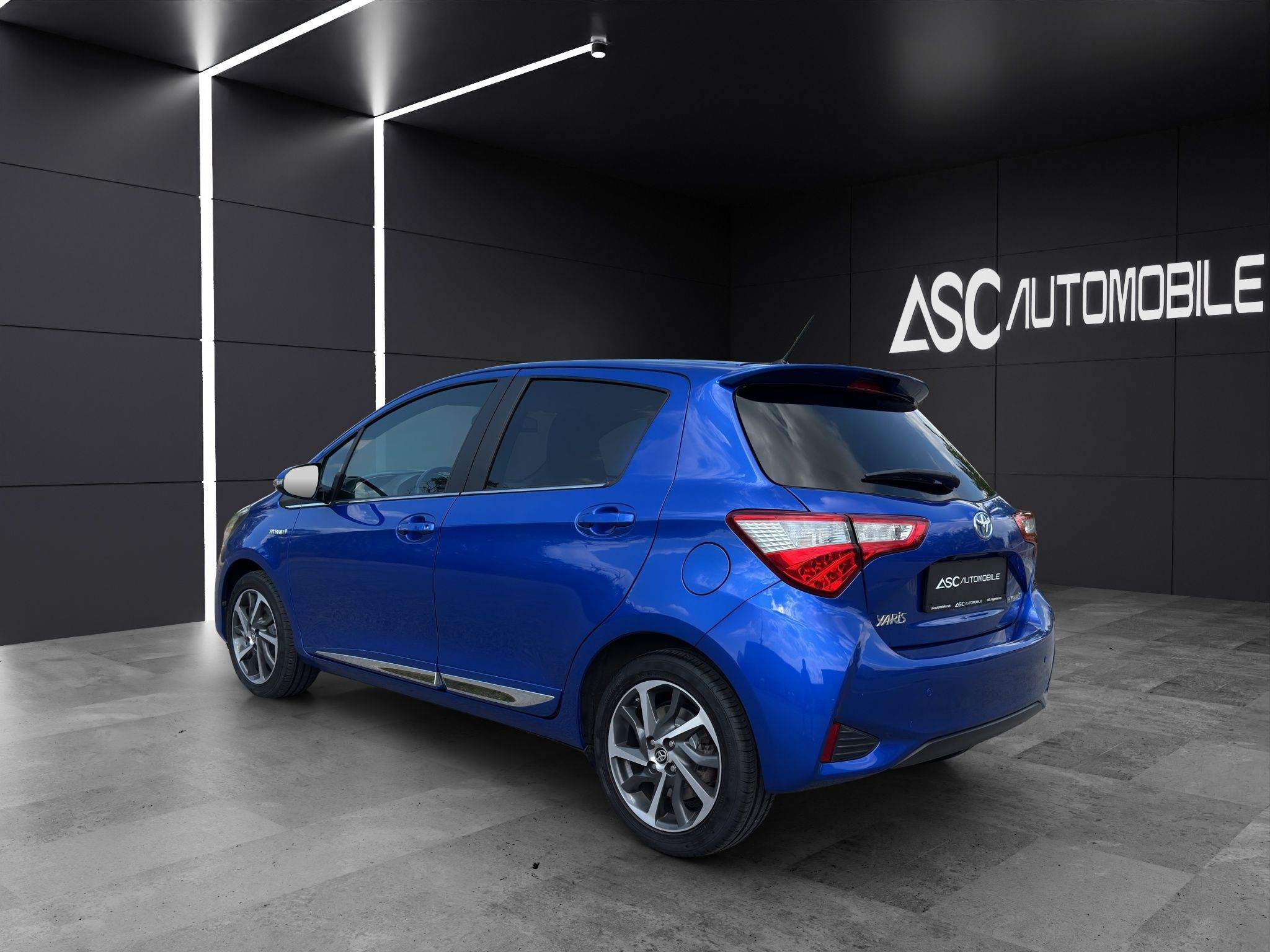 Toyota Yaris Hybrid in Blau, schräg von hinten links