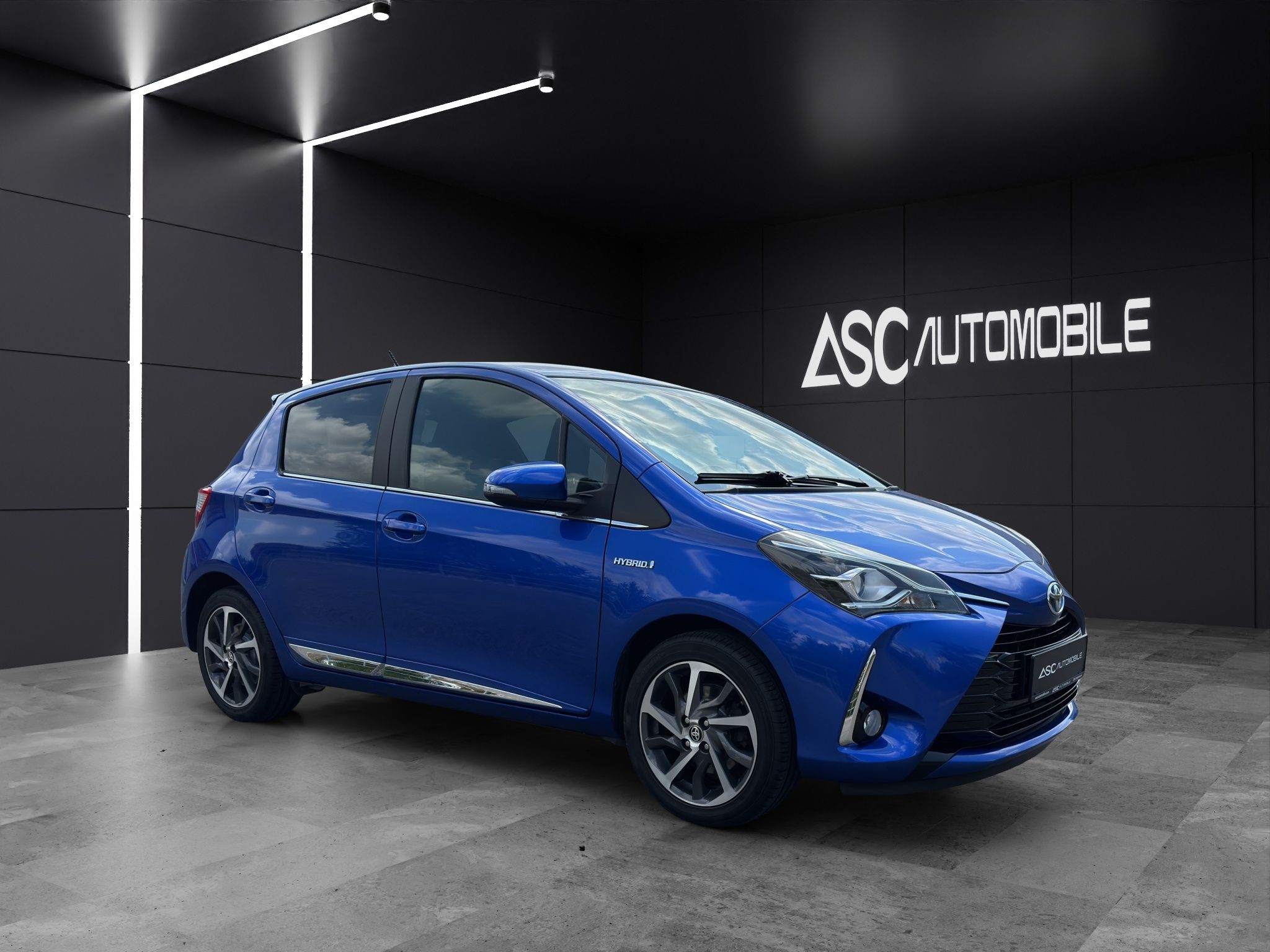Toyota Yaris Hybrid in Blau, schräg von vorne rechts, mit schwarzem Kontrastdach
