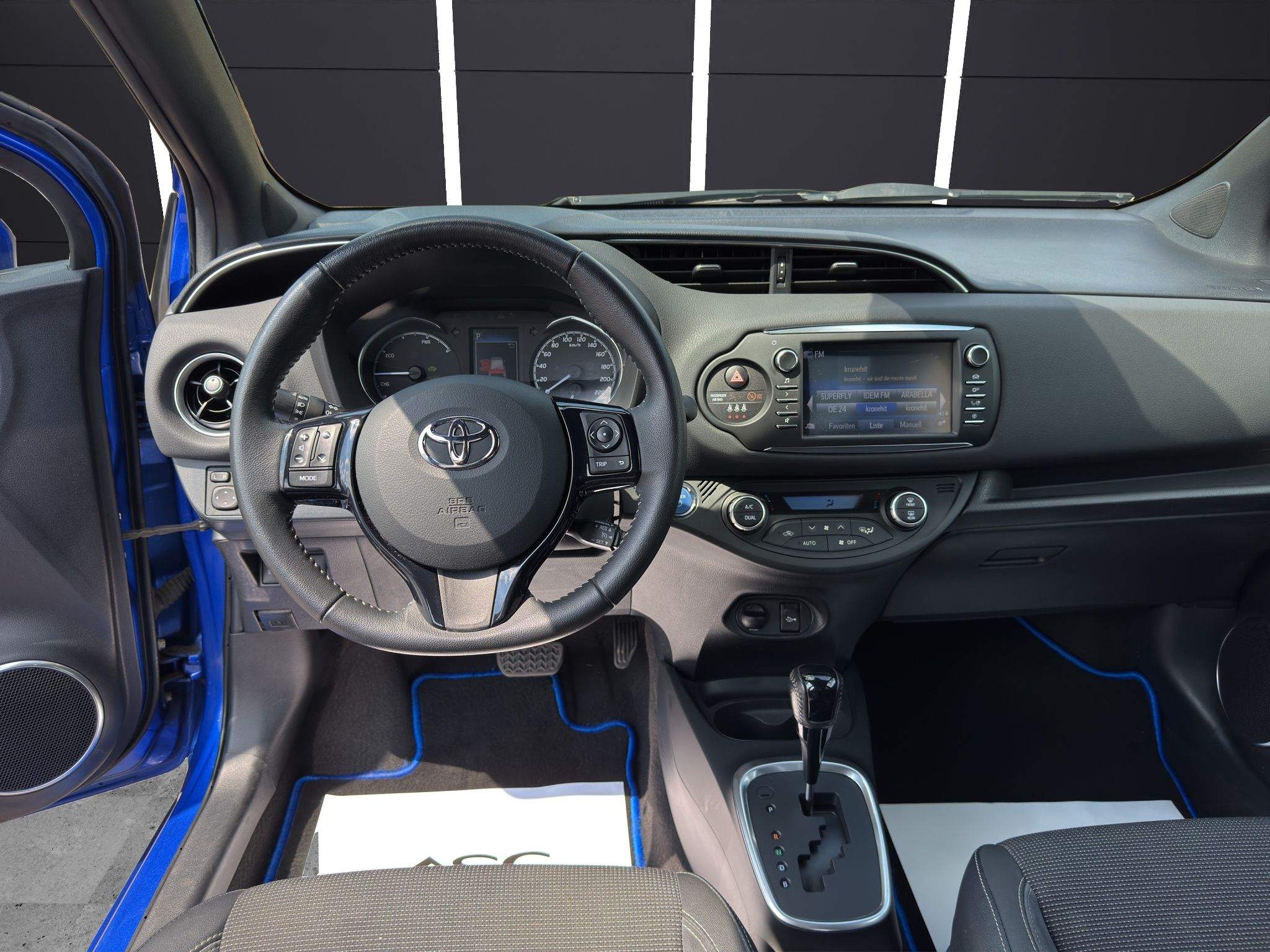 Cockpit des Toyota Yaris mit Leder-Multifunktionslenkrad, Automatikwählhebel und Touchscreen