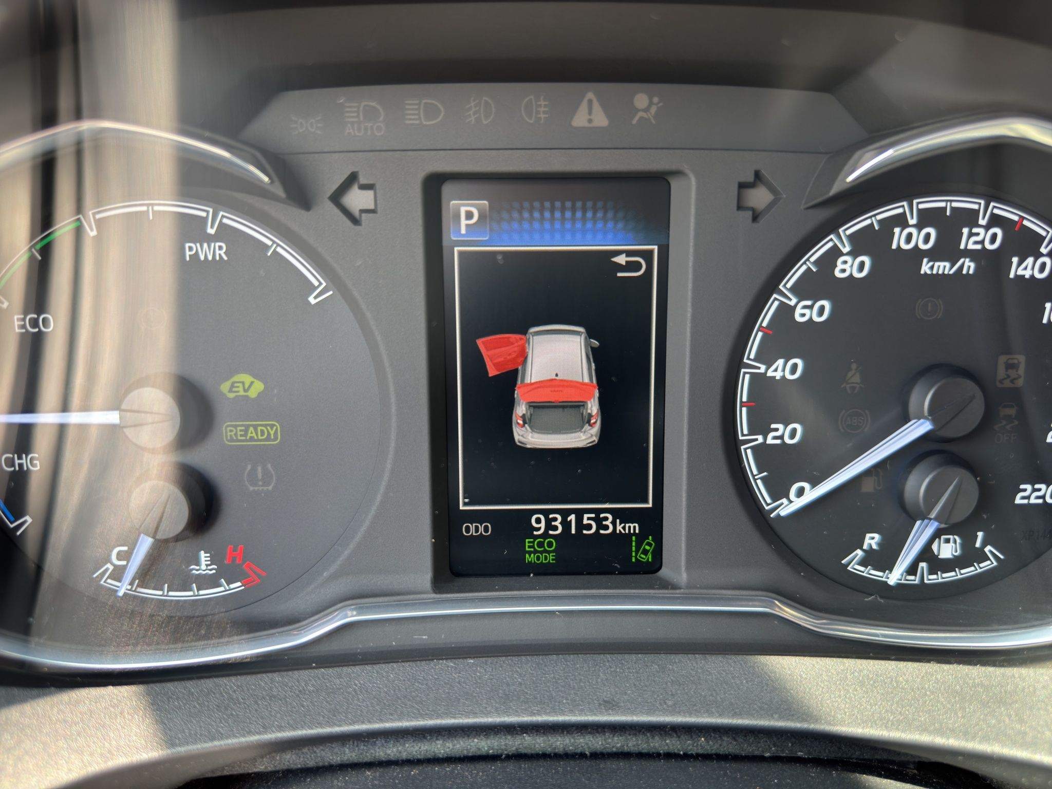 Kombiinstrument des Toyota Yaris mit abgelesenem Kilometerstand 93.153 km