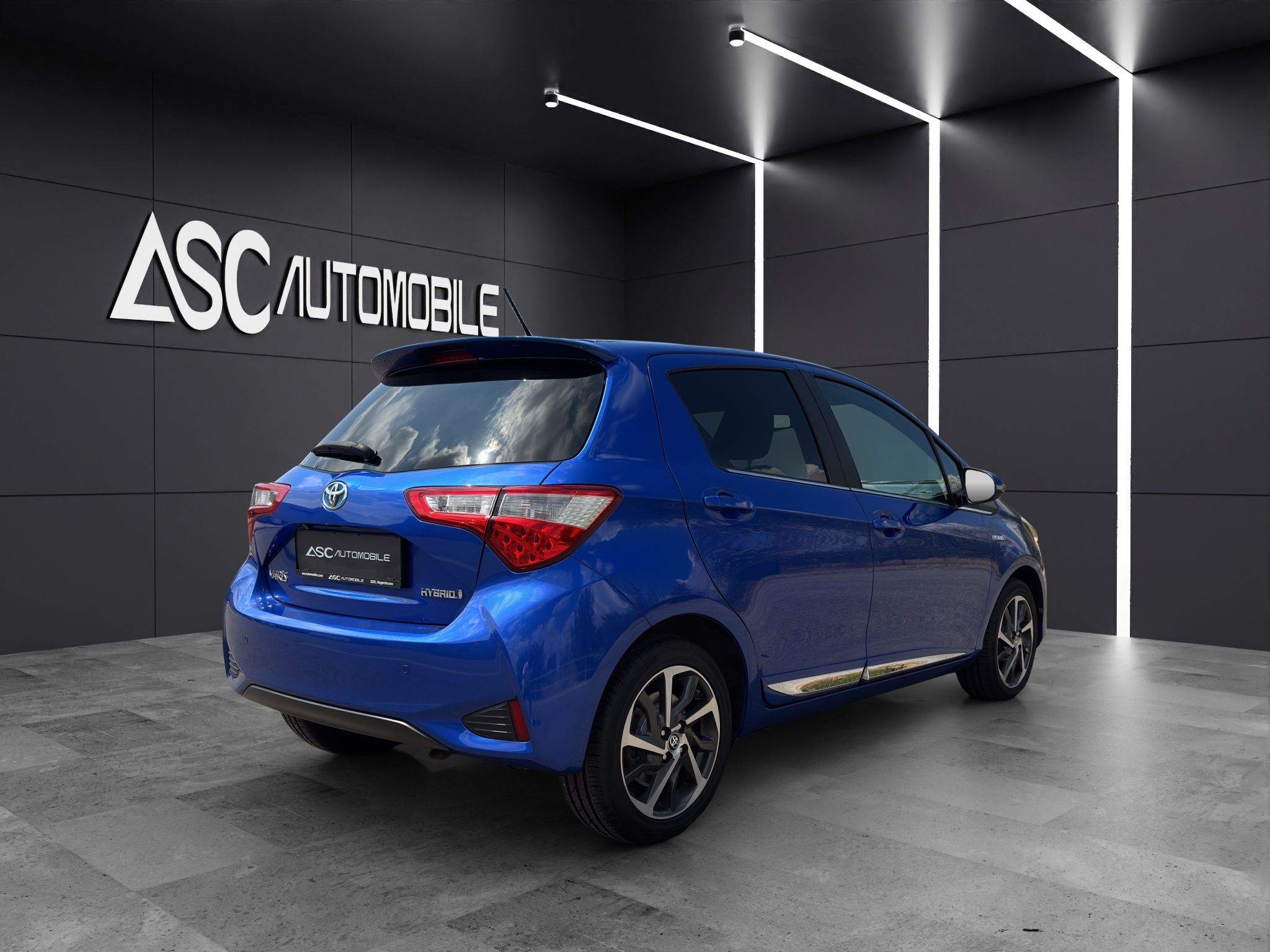 Toyota Yaris Hybrid in Blau, schräg von hinten rechts