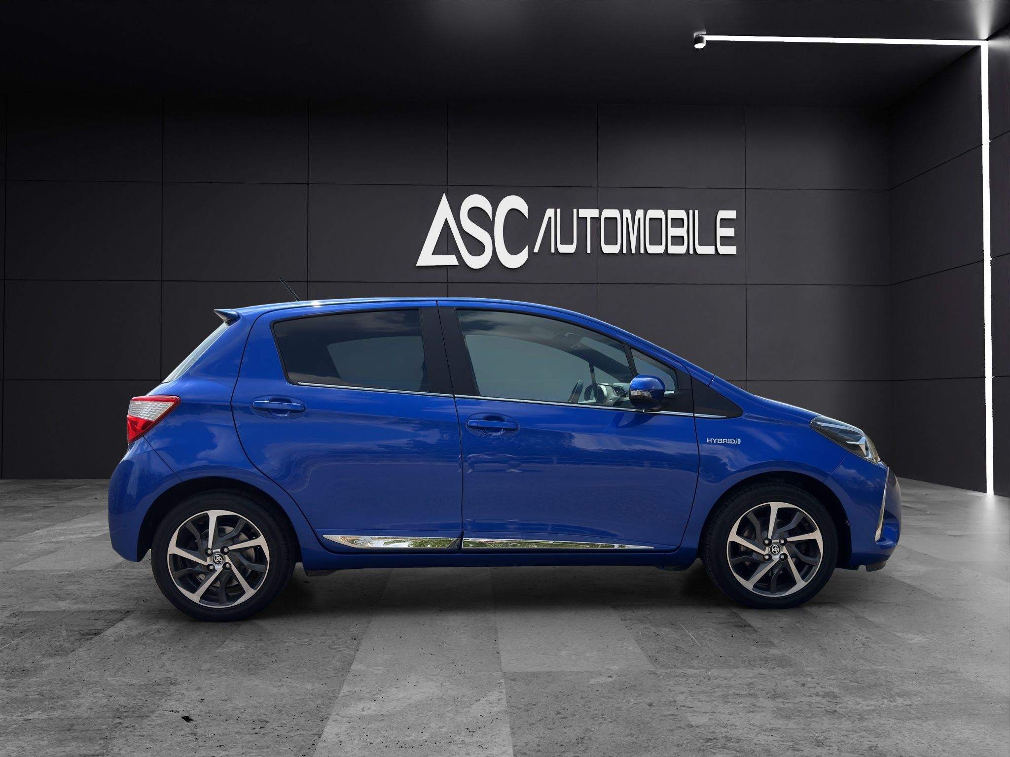 Toyota Yaris Hybrid in Blau von der rechten Seite