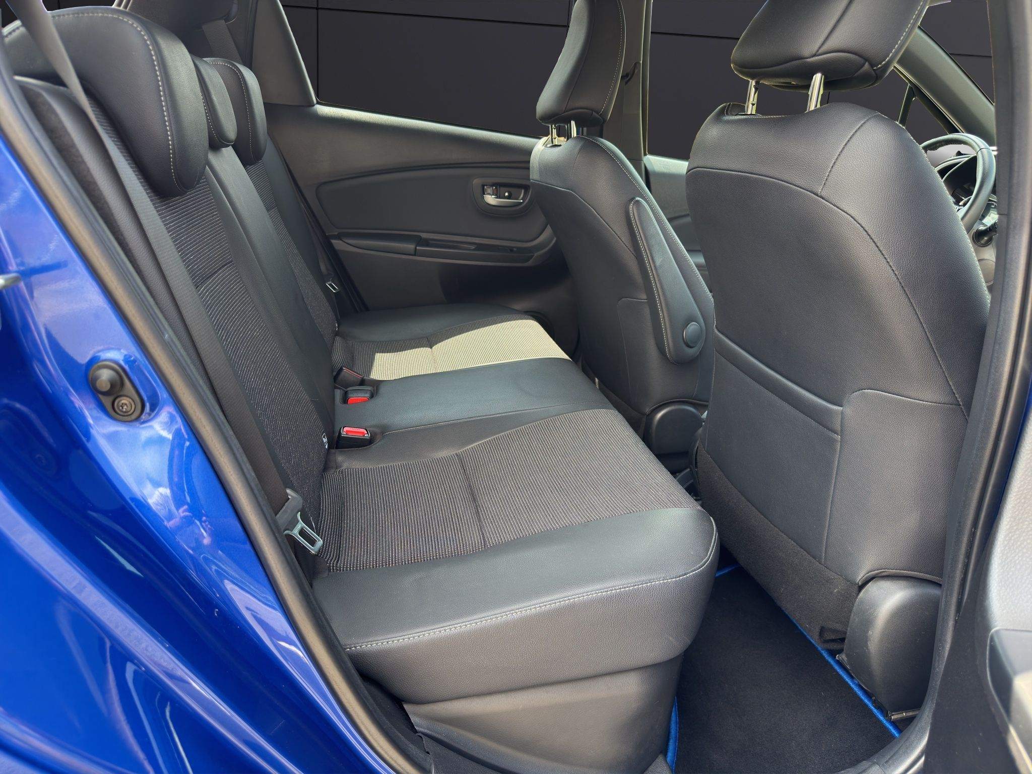 Rückbank des Toyota Yaris in grauem Stoff