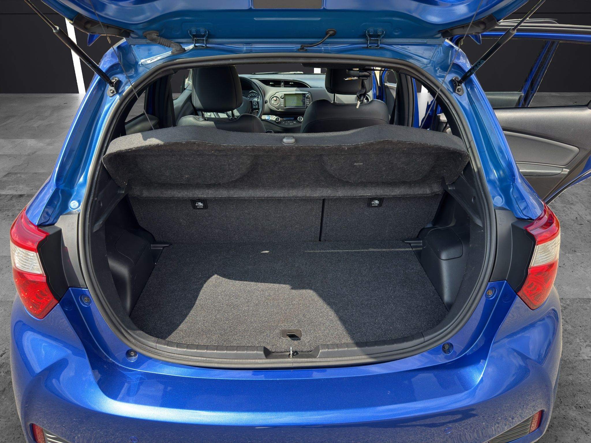 Geöffneter Kofferraum des Toyota Yaris mit ebenem Ladeboden