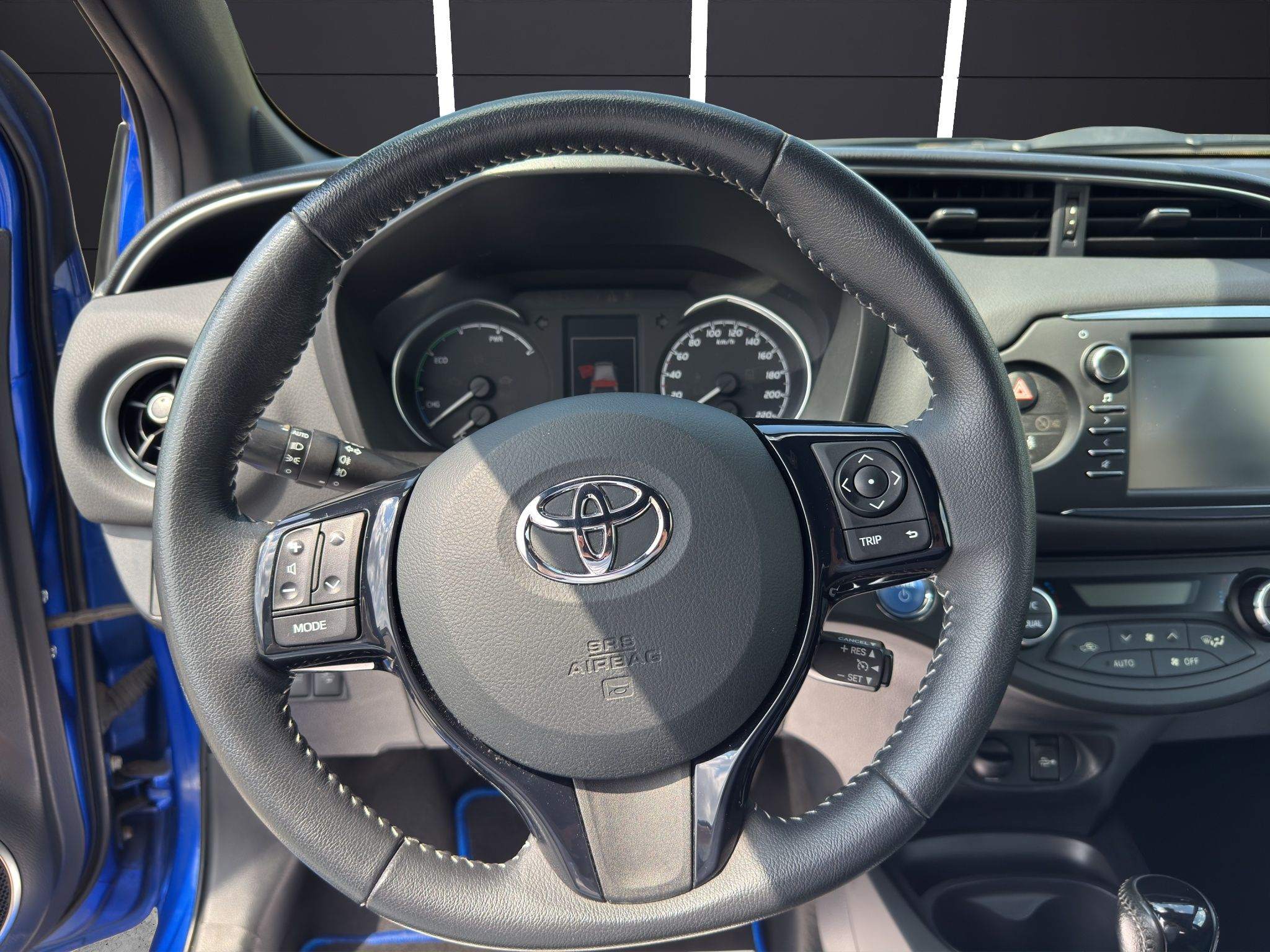 Leder-Multifunktionslenkrad des Toyota Yaris mit Bedientasten