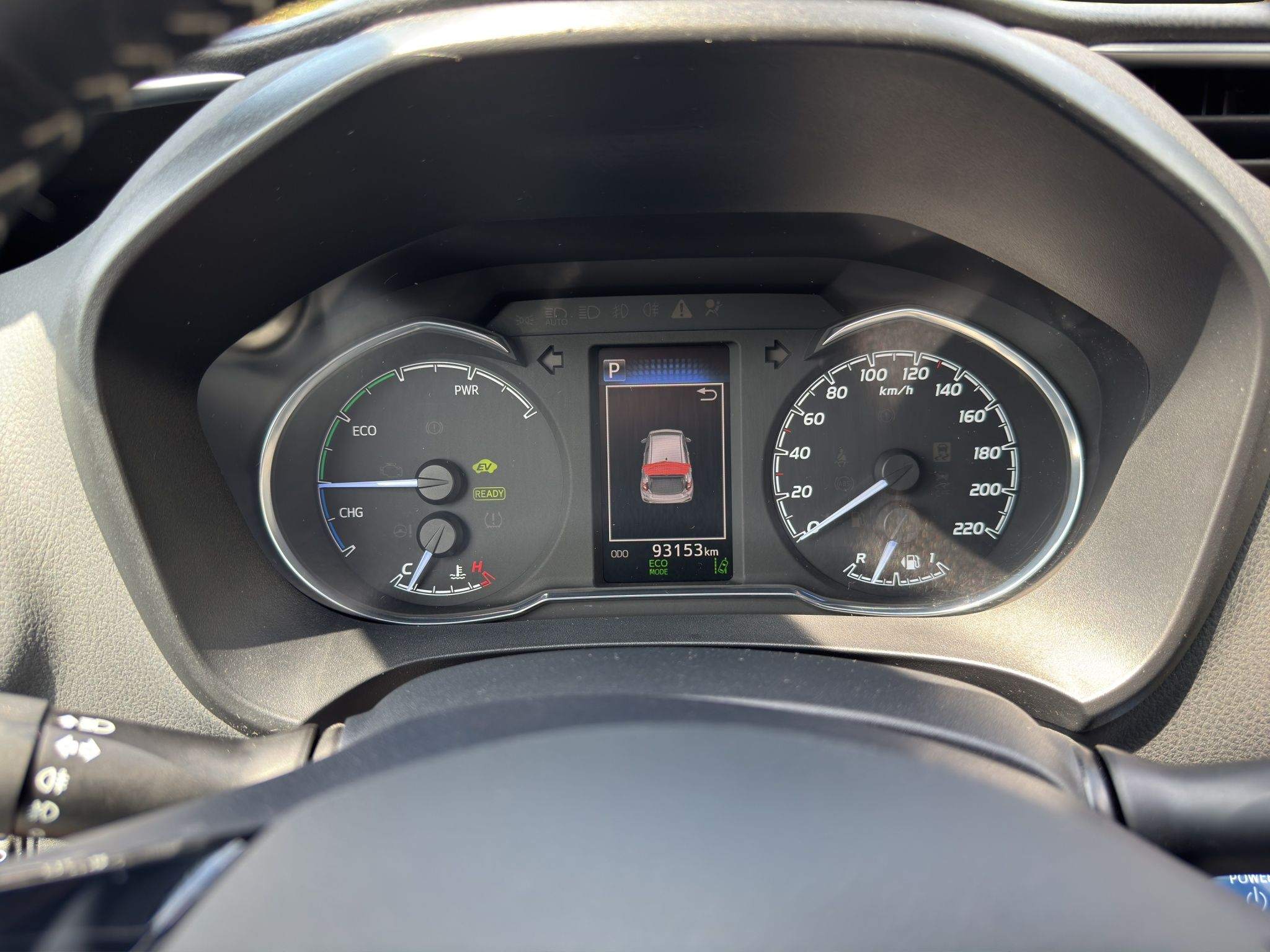 Kombiinstrument des Toyota Yaris mit Tacho und Bordcomputer