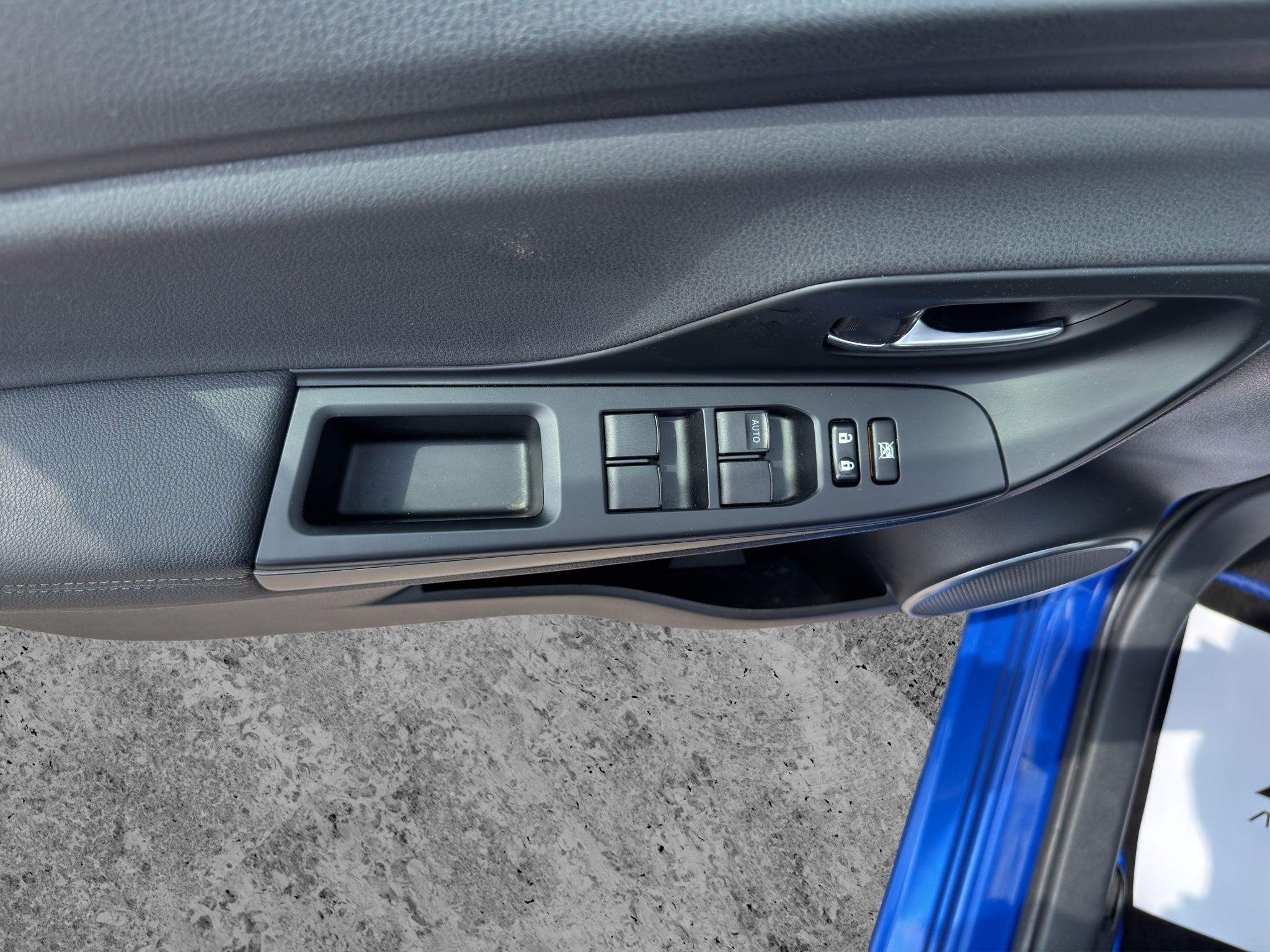 Fensterheber-Bedienung in der Fahrertür des Toyota Yaris