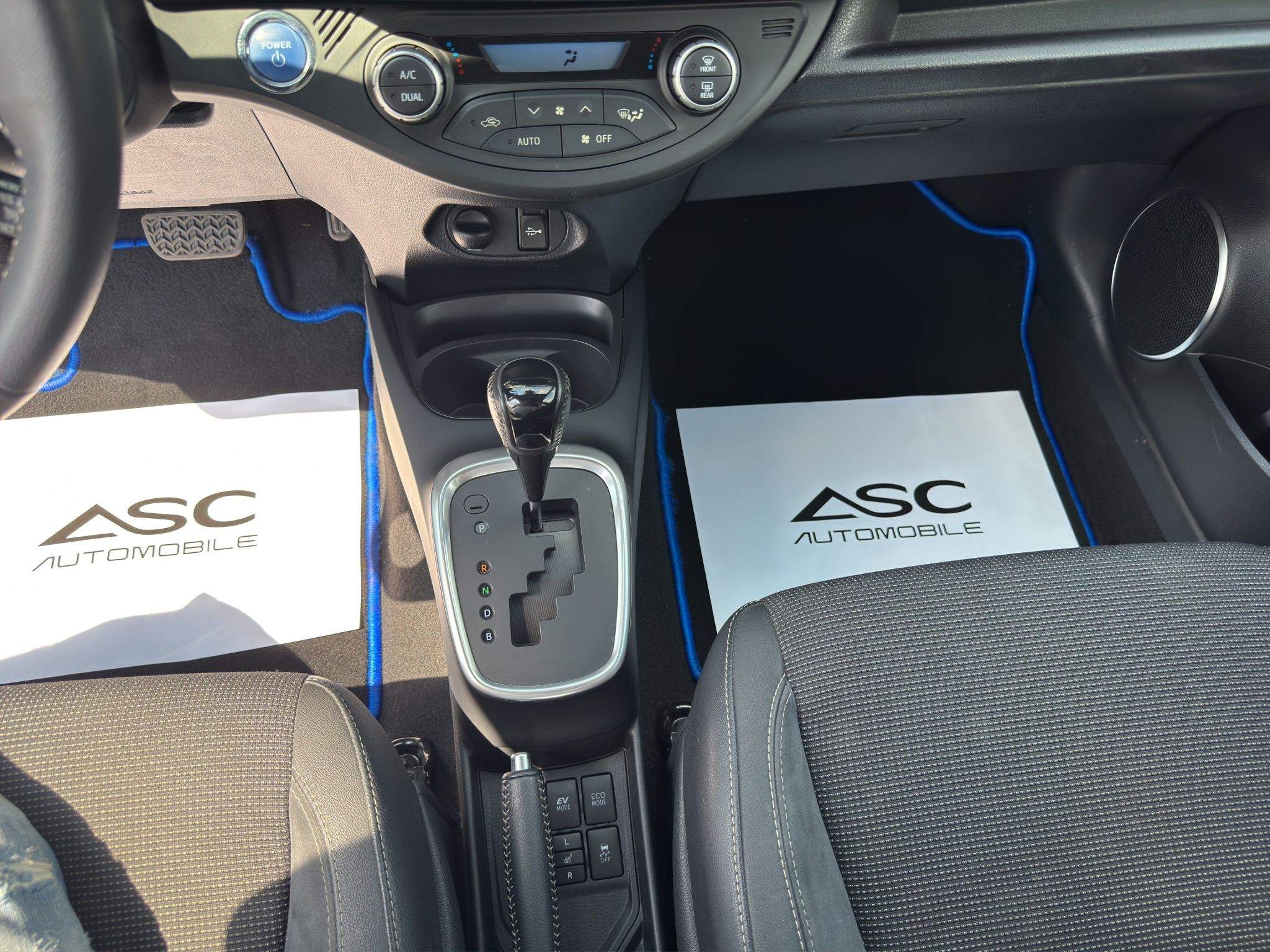 Mittelkonsole des Toyota Yaris mit Automatikwählhebel