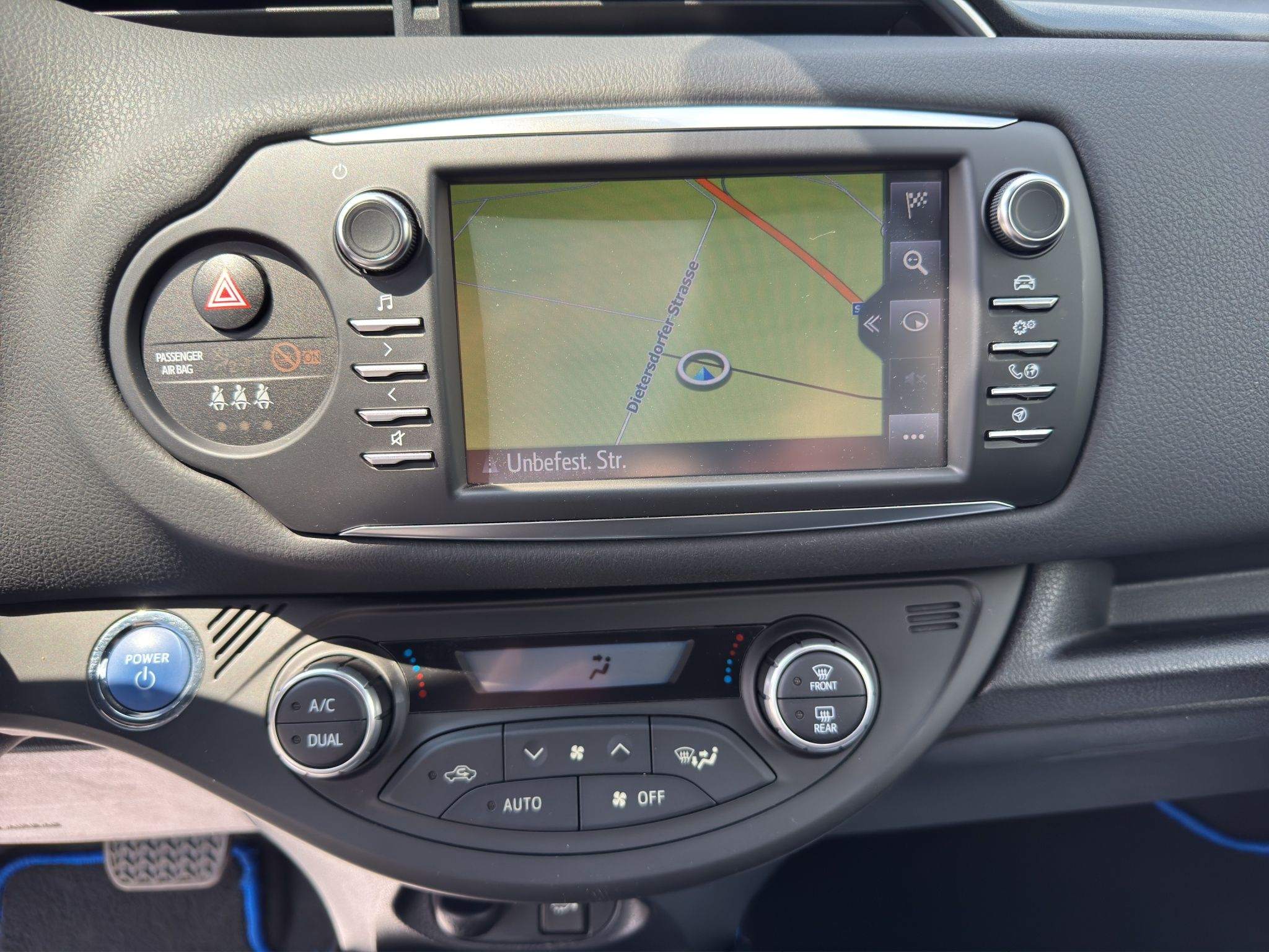 Touchscreen des Toyota Yaris mit Navigationskarte