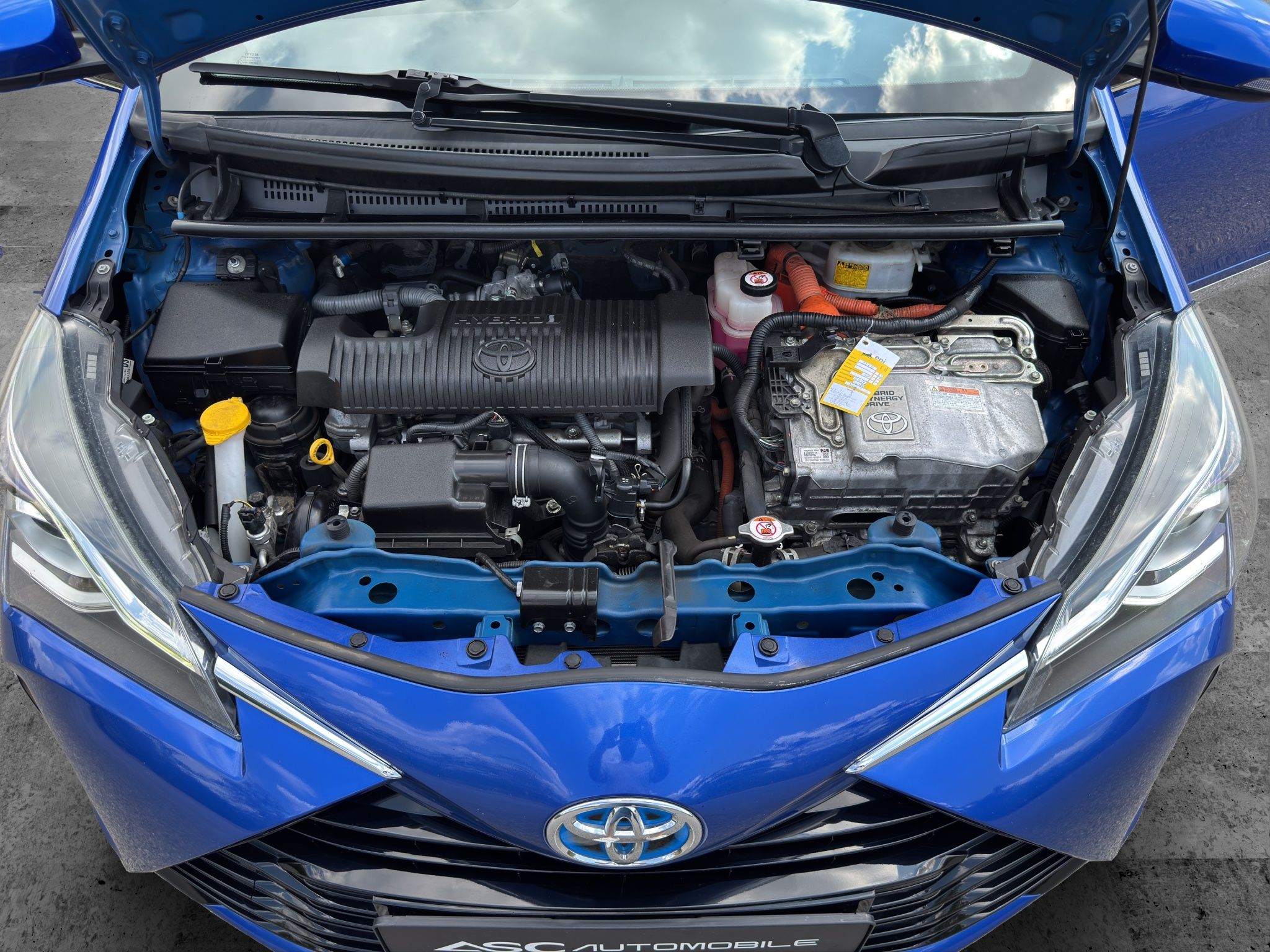 Motorraum des Toyota Yaris mit 1.5-Liter-Hybridantrieb