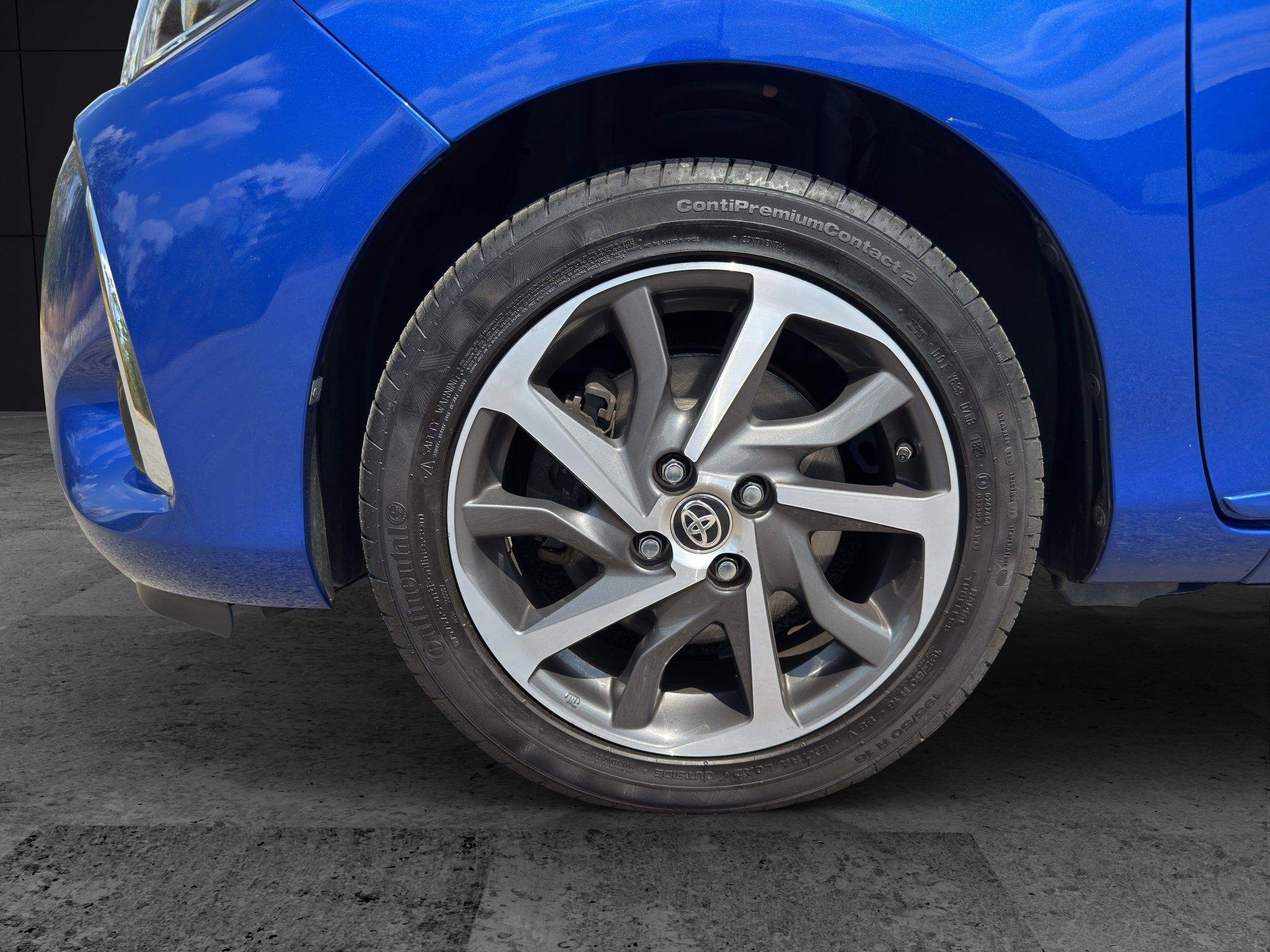 Vorderrad des Toyota Yaris auf Leichtmetallfelge