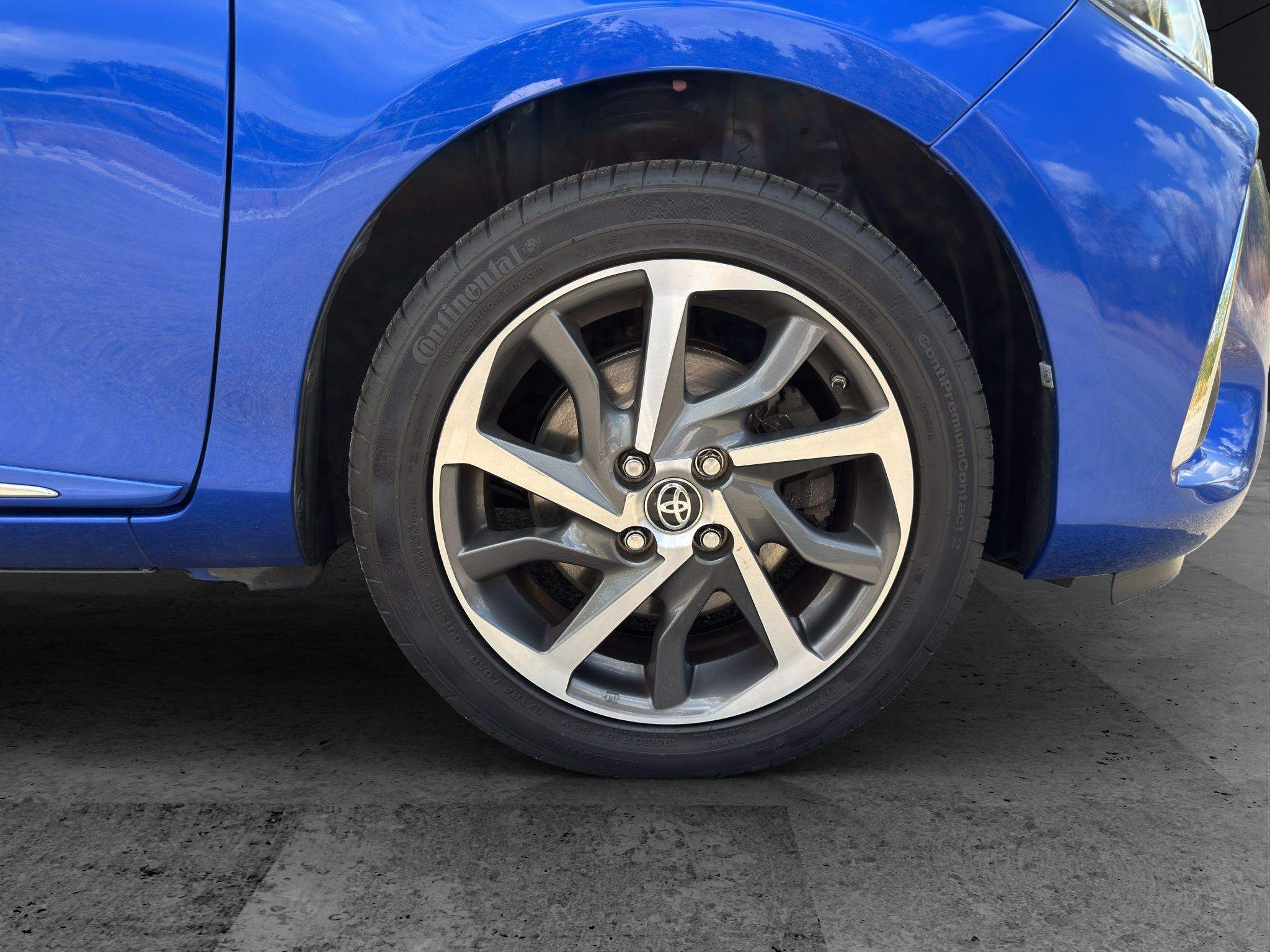Rad des Toyota Yaris mit Continental-Reifen auf Leichtmetallfelge