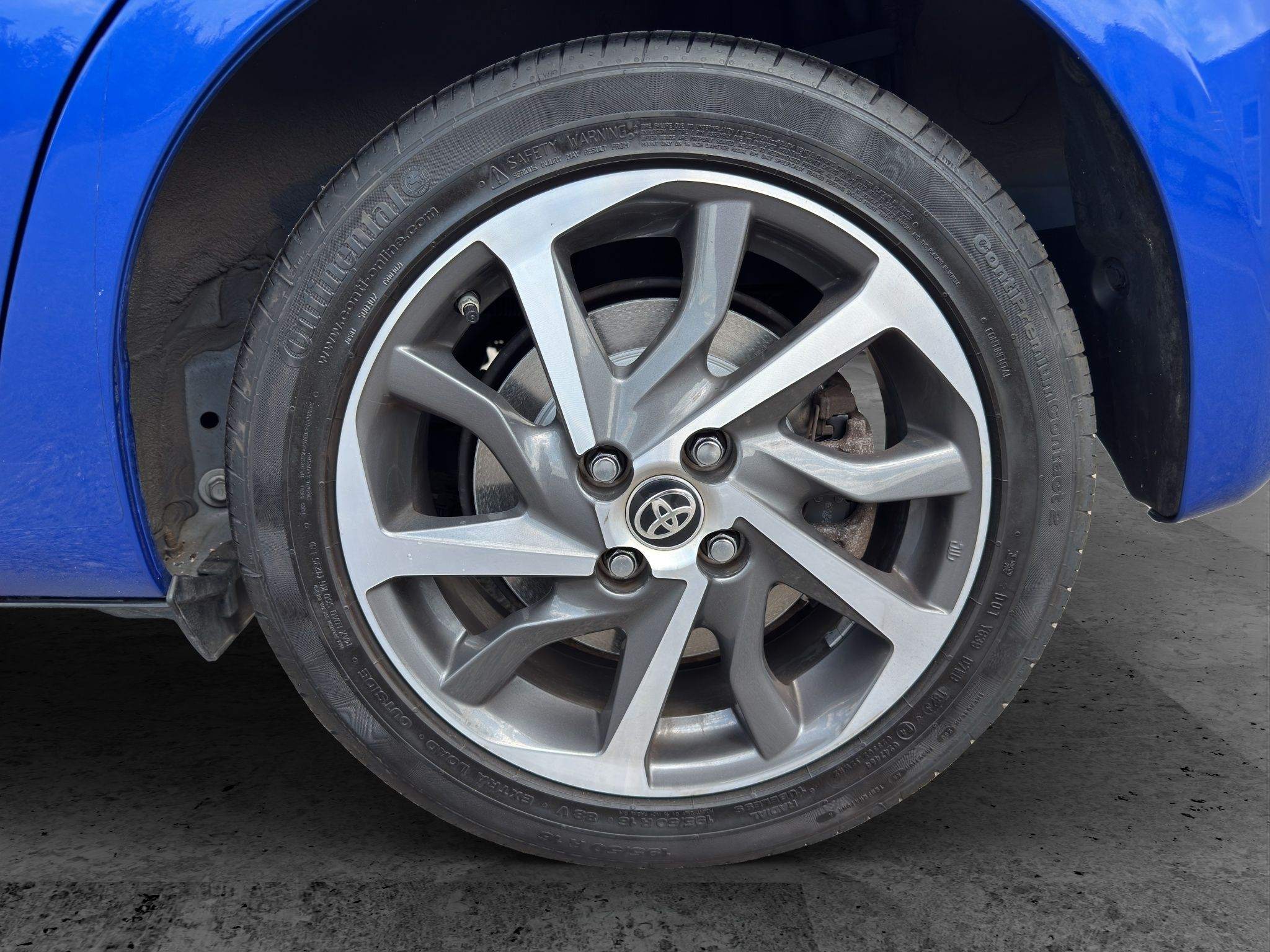 Leichtmetallfelge des Toyota Yaris in Nahaufnahme