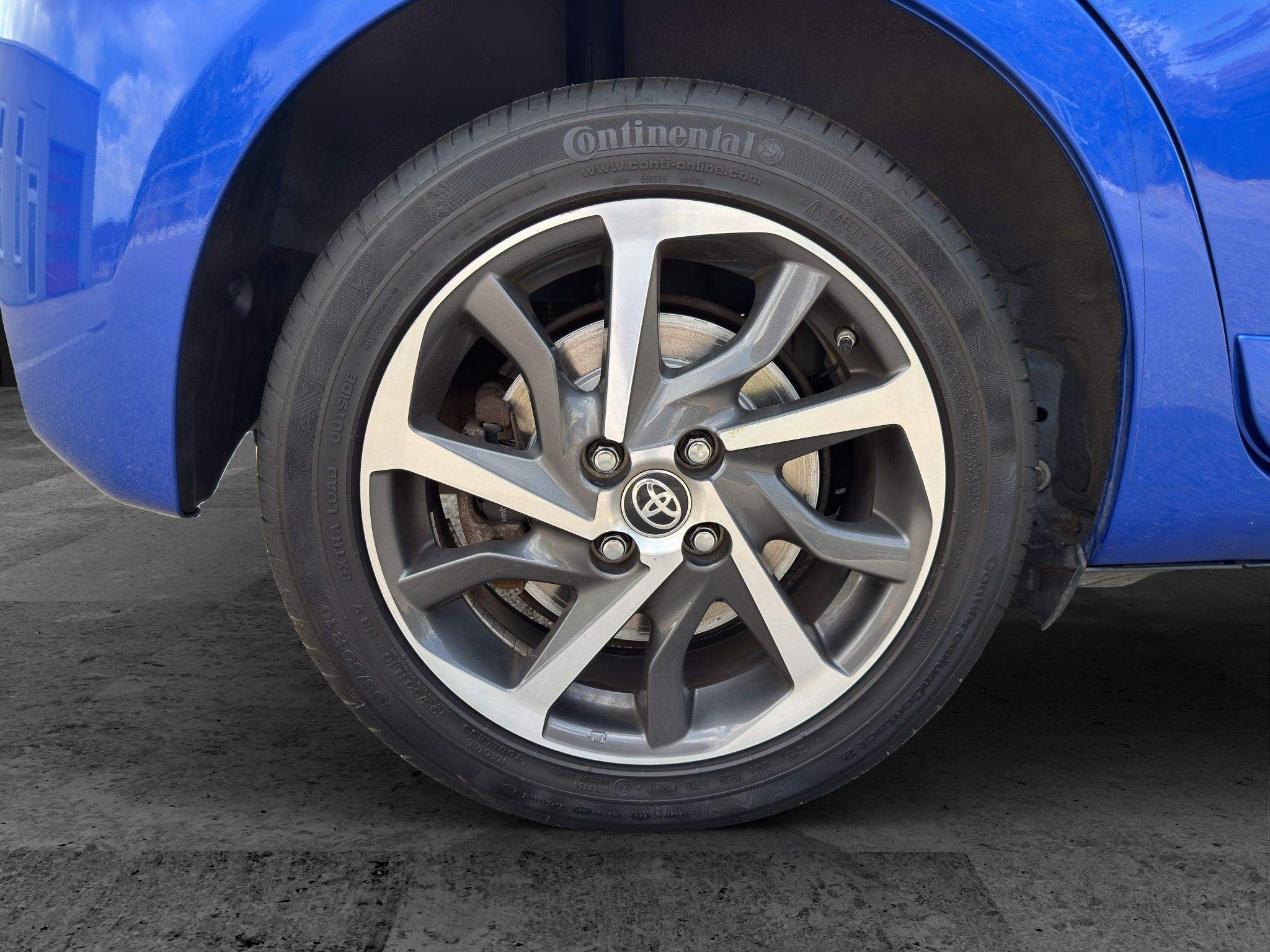 Reifen des Toyota Yaris mit Continental-Schriftzug