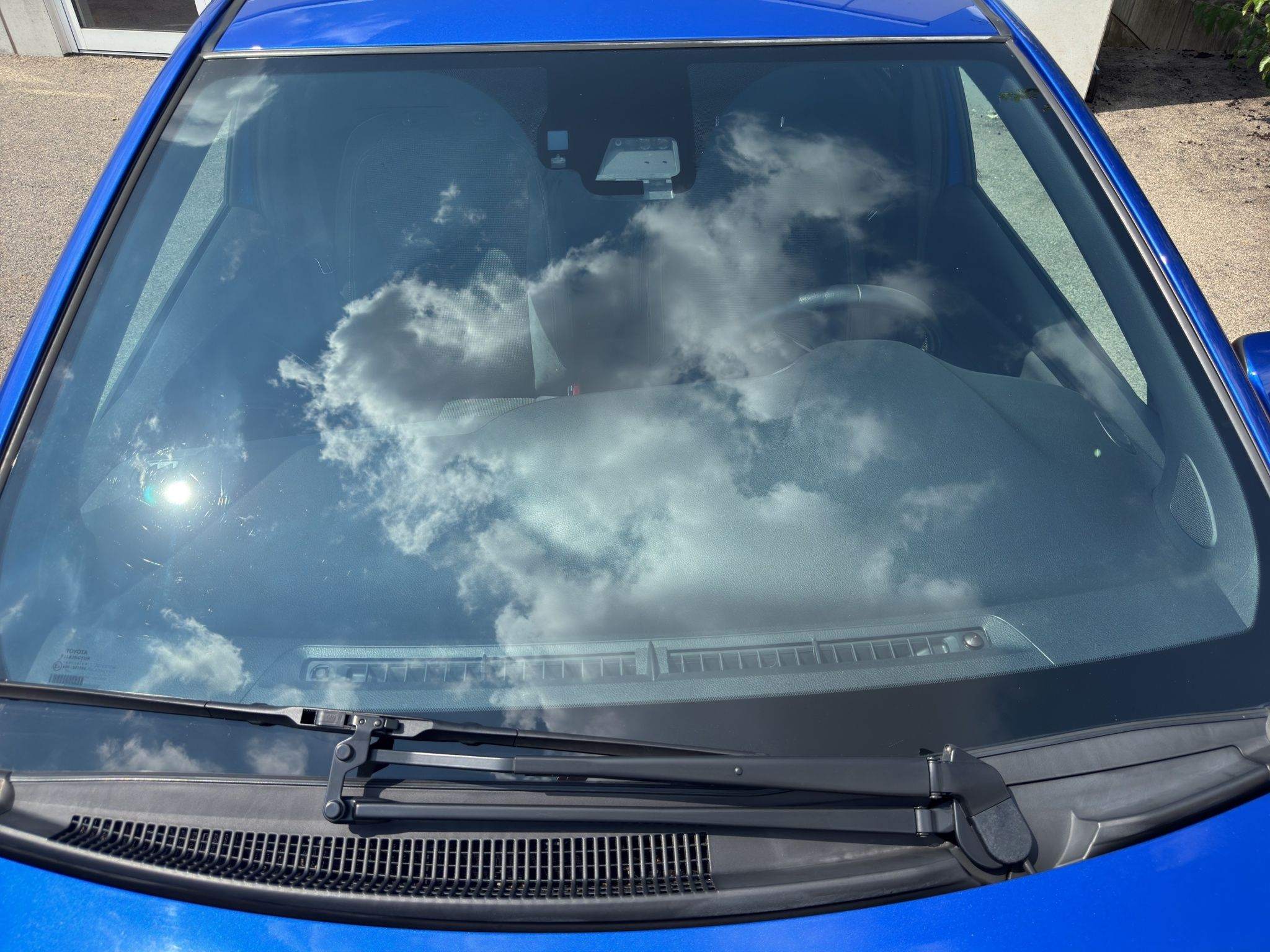 Windschutzscheibe und Scheibenwischer des Toyota Yaris