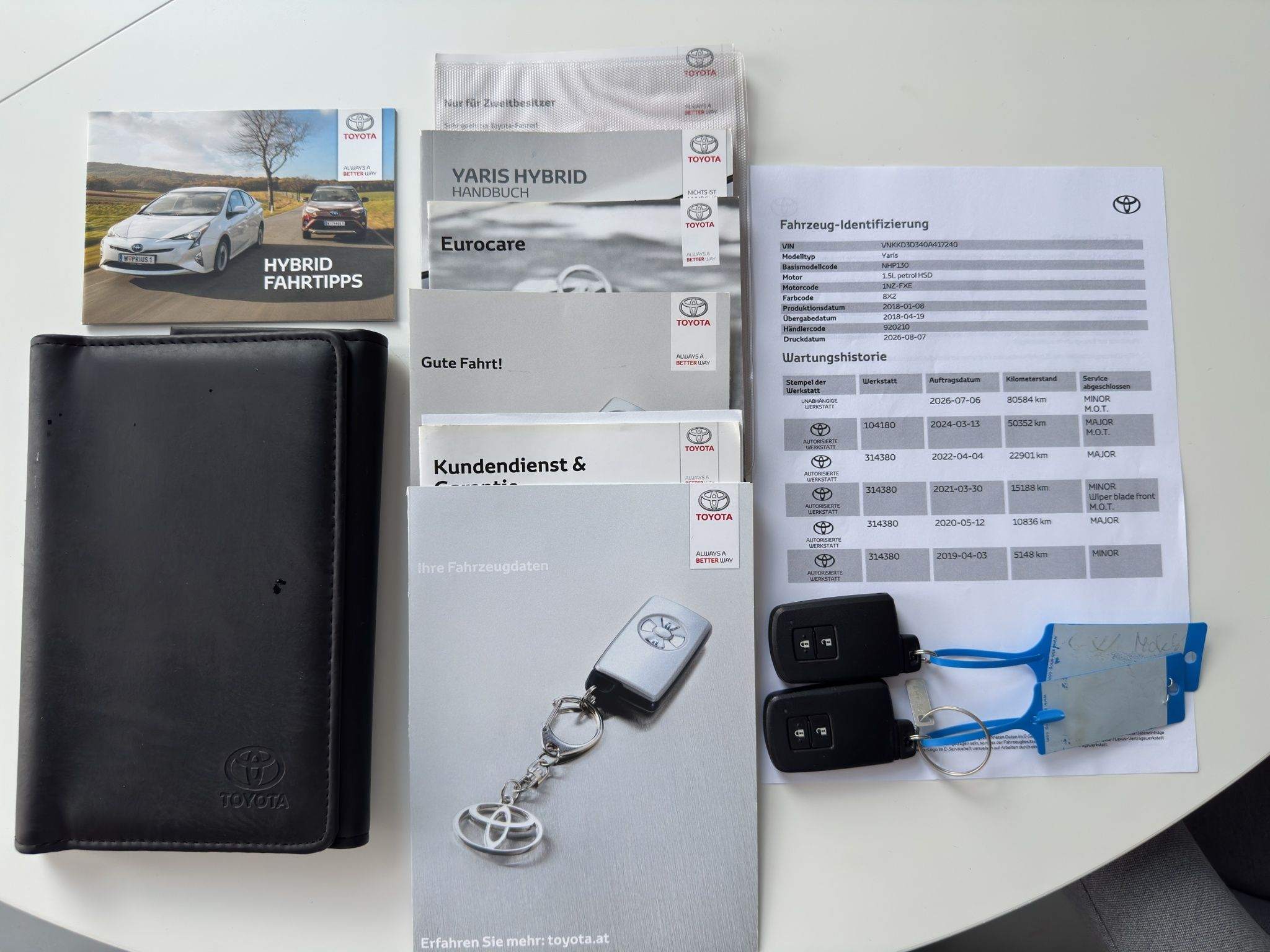 Serviceheft, Bordmappe und zwei Fahrzeugschlüssel des Toyota Yaris